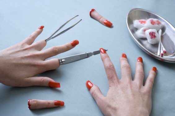 Tamsioji pusė: sadistiškos nuotraukos, kvestionuojančios moters grožį (foto)