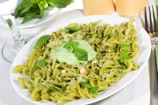 Makaronai su baziliko pesto