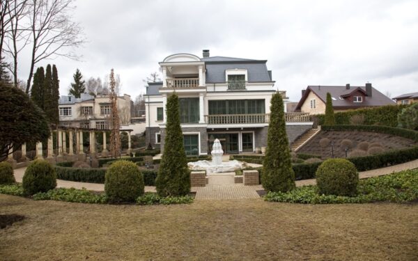 Negalintiems gyventi be lietuviškų žvaigždžių – ekskursija po jų namus (Foto)