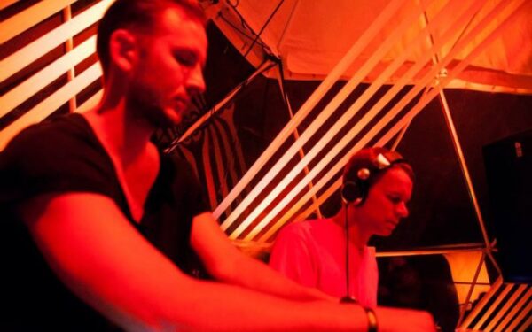 Penktadienio DJ: Dienos aktualijos su „12 Inčų Po Žeme“