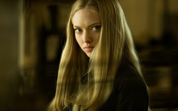 Vaidindama garsią pornofilmų aktorę Amanda Seyfried tapo tamsiaplauke