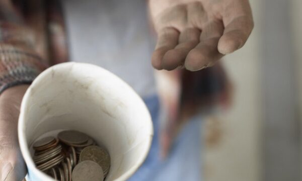 Milijonierė gyveno iš išmaldos