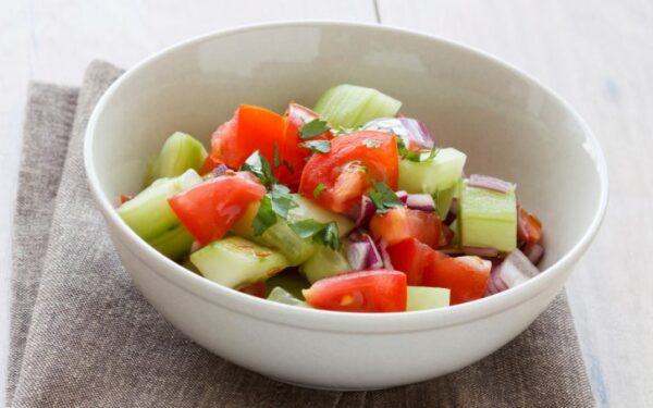 Agurkų ir pomidorų salotos