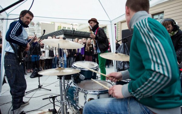 Naujausia „Freaks On Floor“ daina trenkia tikra vyriško roko branda