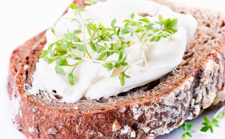 Varškės užtepėlė su krabų lazdelėmis