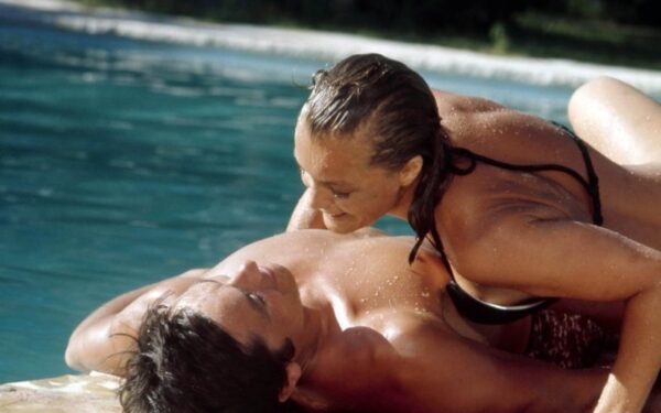 Kino pusryčiai. Prancūziško baseino kriminalas – šąlančiai sielai (filmo apžvalga)