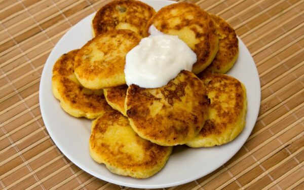 Kepti varškėčiai su bulvėmis