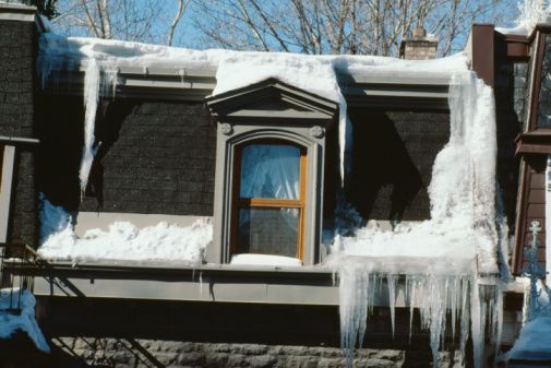 Krentantys varvekliai ar nuo stogų slenkantis sniegas gali paploninti piniginę
