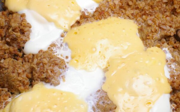 Grikių dribsniai su sūriu