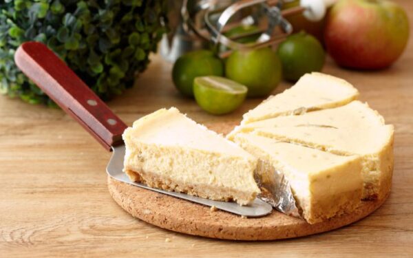 Nekeptas obuolių ir varškės pyragas