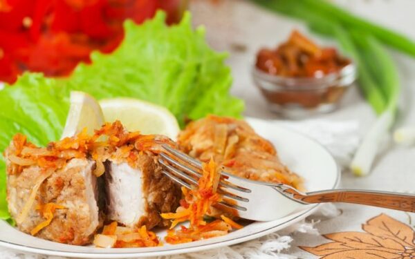 Žuvis troškinta morkose