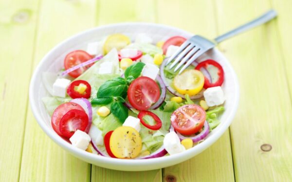 Salotos su grūdėta varške