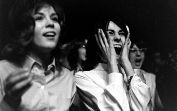 Grupės „The Beatles“ gerbėjų beprotybė 1964-ųjų nuotraukose