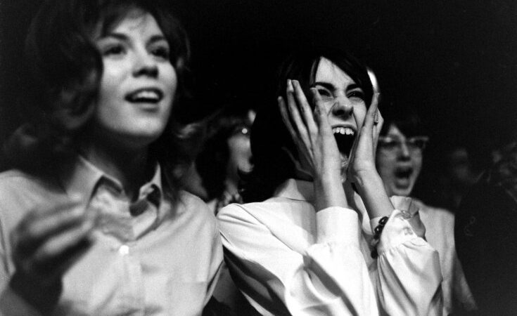 Grupės „The Beatles“ gerbėjų beprotybė 1964-ųjų nuotraukose