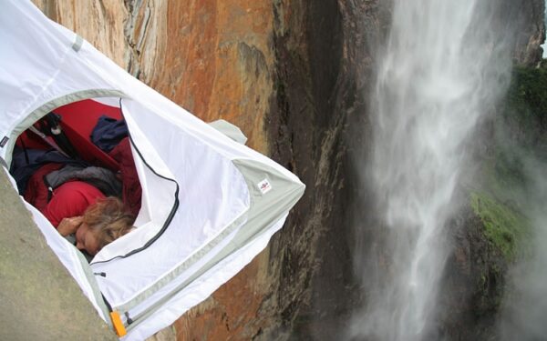 Neturintiesiems aukščio baimės – naktis virš bedugnės (foto)