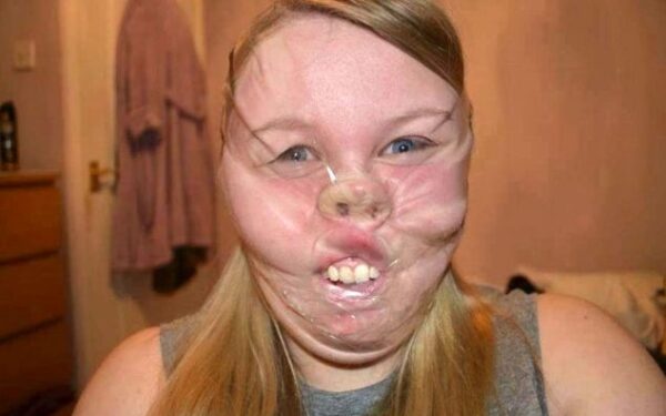 Dar viena kvaila mada – apsivynioti galvą lipnia juosta ir tapti zombiu (foto)