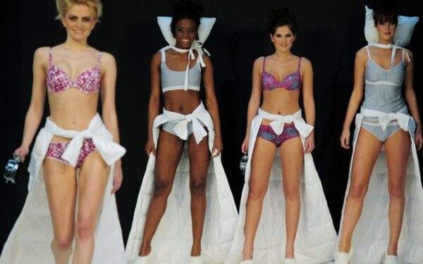 Apatinių parodoje nuo seksualių iki liekninančių apatinių  (Foto, video)