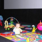 Startuoja specialūs kino seansai tėveliams su mažais vaikais