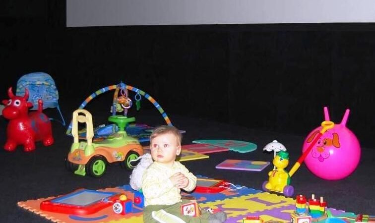 Startuoja specialūs kino seansai tėveliams su mažais vaikais