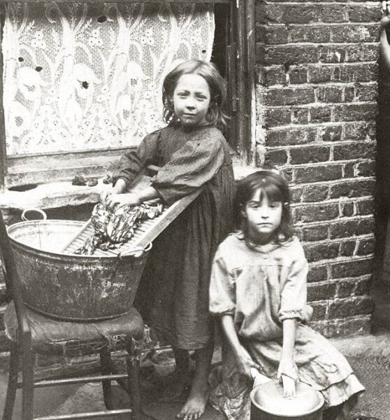Iš D. Britanijos lūšnynų: prieš 100 metų vaikystė neegzistavo (Foto)
