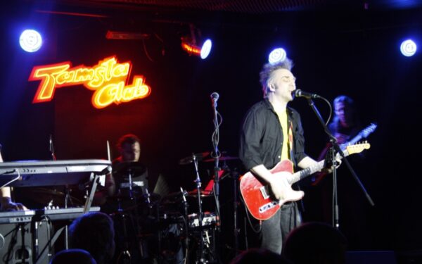 Vakar – su Elektroniniu Dievu ant vaikystės stogo