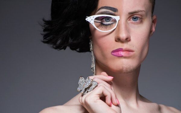 Dirbtinio grožio galia: pusiau vyras, pusiau moteris (foto)