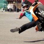 Akrobatinio važinėjimo motociklu virtuozas treniruočių rate (Interviu)