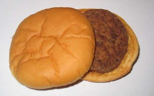 14 metų senumo „McDonalds“ mėsainis atrodo beveik kaip naujas (foto, video)