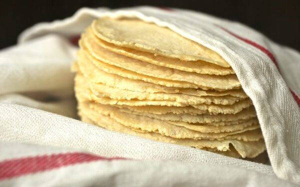 Tortilijos su dešra ir troškintomis daržovėmis