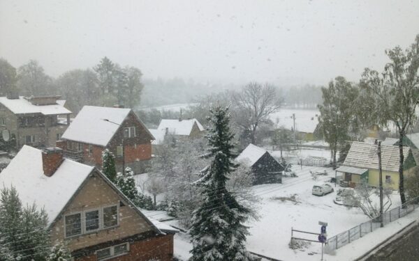 Ne balandžio 1-osios pokštas. Žemaitijoje nuo ryto smarkiai sninga (Foto)