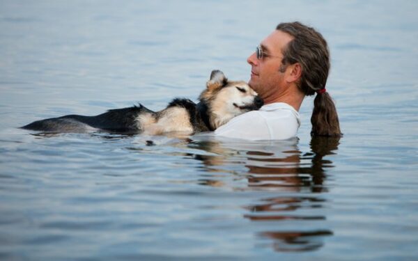 „Jis išgelbėjo mano gyvybę, dabar mano eilė“. Neįtikėtina vyro ir šuns draugystė  (Video)