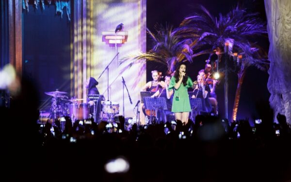 Melancholiškos Lanos Del Rey dainos, publikos euforija ir atlikėjos „pašlovinimas“ Vilniuje (foto, video)