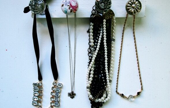 Pasidaryk pats: stilinga papuošalų kabykla