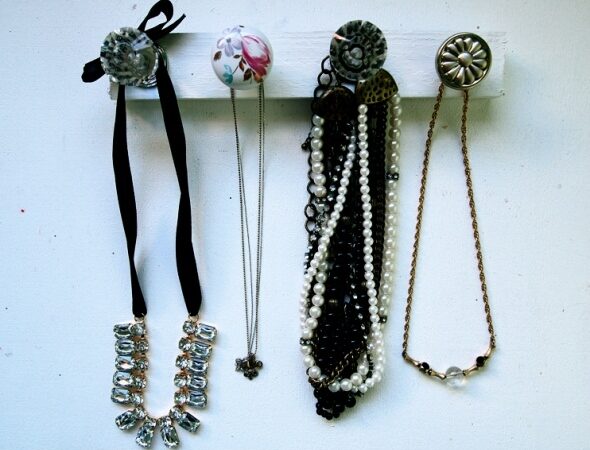 Pasidaryk pats: stilinga papuošalų kabykla