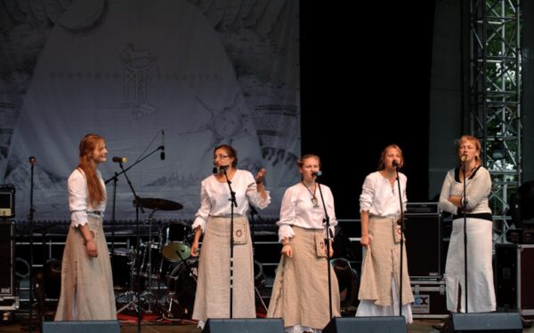 „Mėnuo Juodaragis“ XIV – sutartinių gelmė Zaraso saloje