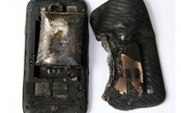 Kišenėje sprogęs „Galaxy S III“ nudegino merginai koją