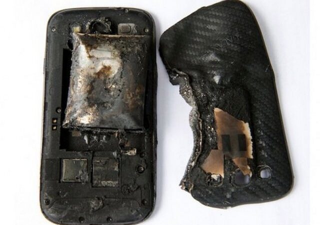 Kišenėje sprogęs „Galaxy S III“ nudegino merginai koją