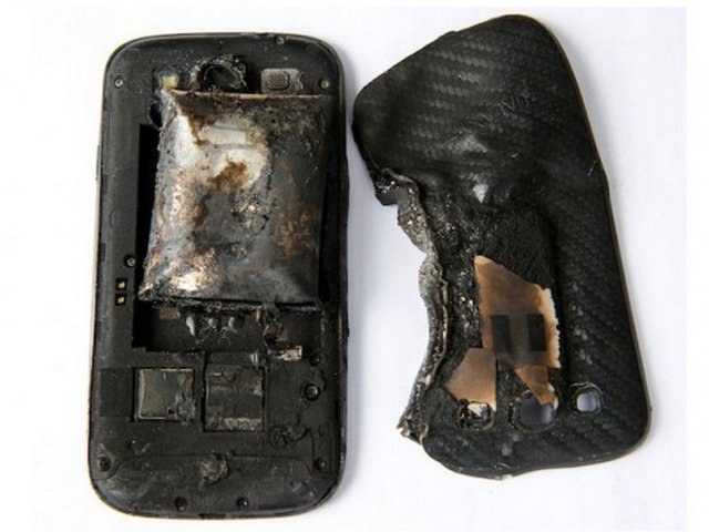 Kišenėje sprogęs „Galaxy S III“ nudegino merginai koją