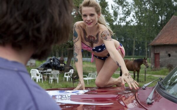 Kino pusryčiai: meilė ir mirtis skambant bliugrasui. Bet ar verta gaišti 111 min.?