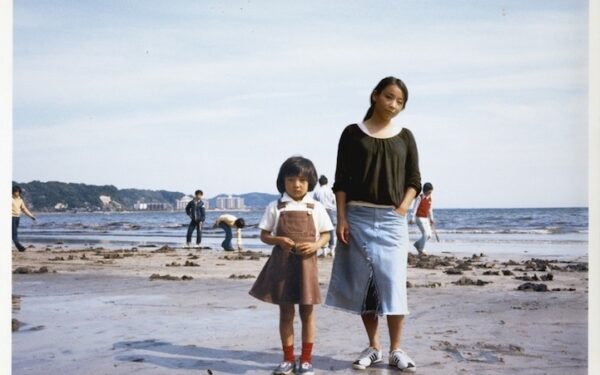 Kelionė laiku: moteris meistriškai „įklijavo“ suaugusią save į vaikystės fotografijas (foto)