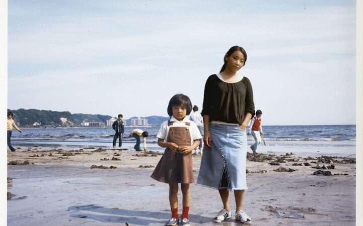 Kelionė laiku: moteris meistriškai „įklijavo“ suaugusią save į vaikystės fotografijas (foto)