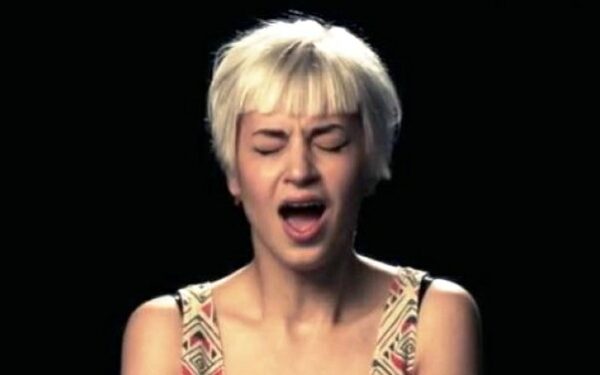 Su šypsena: kas nutinka, kai moteris orgazmą patiria dainuodama? (video)