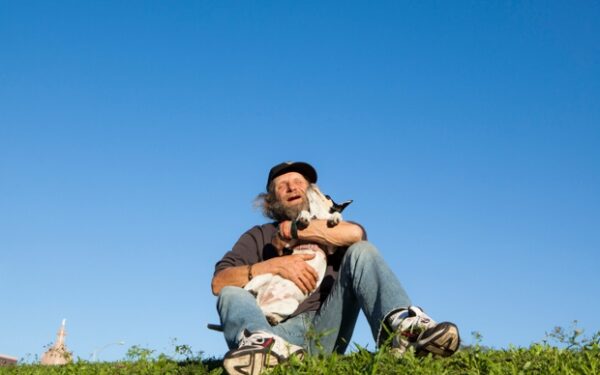 Ir turte, ir skurde: jautrūs benamių bei jų augintinių portretai (foto)
