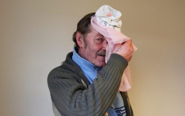 Spektaklyje „Feast Fashion“ podiumu eisiantys aktoriai vilkės bedarbių rankomis siūtas sukneles (foto)