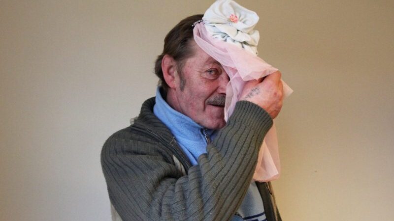 Spektaklyje „Feast Fashion“ podiumu eisiantys aktoriai vilkės bedarbių rankomis siūtas sukneles (foto)