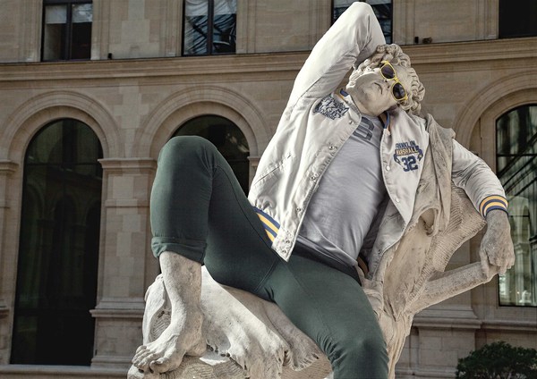 Senosios Luvro skulptūros tapo madingais jaunuoliais (foto)