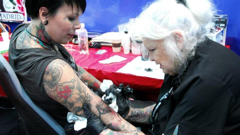 70-metė tatuiruotoja net neplanuoja baigti savo karjeros (interviu, foto)