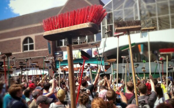 Londonas kyla prieš riaušininkus – skelbiamas „šluotų karas“ (Foto, video)