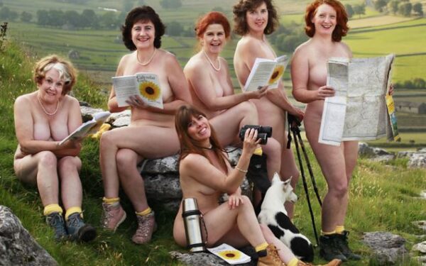 Angliška „Olialia pupyčių“ versija – pagyvenusių gražuolių kalendorius (foto)