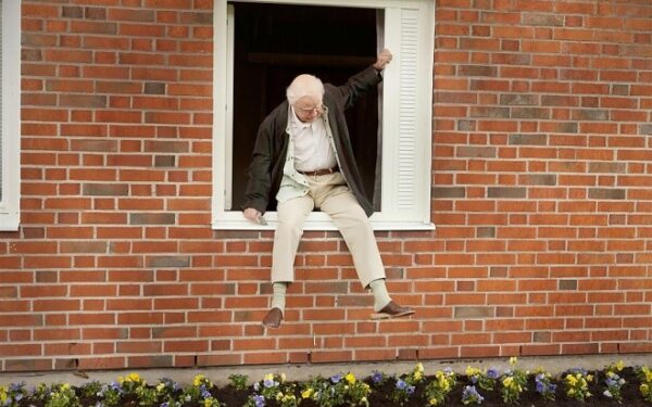 LAIKAS „Kino pavasaryje“:  Šimtametis, kuris išlipo pro langą ir… prajuokino mases (nuomonė)